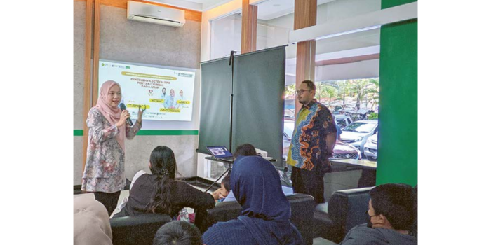 EDUKASI: Spesialis Nefrologi Anak RSIA Aisyiyah dr Astrid Kristina Kardani SpA(K)  MBiomed  memberikan penyuluhan deteksi dini gangguan ginjal pada anak kemarin. ( ALFATH/RADAR MALANG)