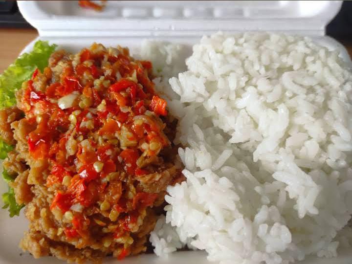 Menu Ayam Crispy dari Warung Teras Sukun. (Mahardani Siswo)