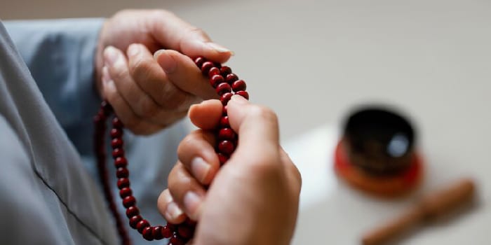 Ilustrasi Orang Sedang Berdzikir (pch.freepik)