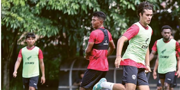 HARUS MENUNGGU: Brandon Scheunemann (tengah) berusaha mengatur tempo permainan dalam sesi latihan di Lapangan Universitas Brawijaya, tiga pekan lalu