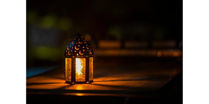 Foto lampu malam di atas meja. (Pexels/Ahmed Aqtai)