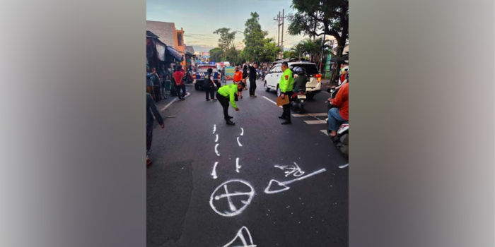 SEMPAT ANTAR SUAMI: Polisi menandai lokasi kecelakaan di Jalan Ki Ageng Gribig, kemarin pagi. Korban meninggal setelah tertabrak mobil.