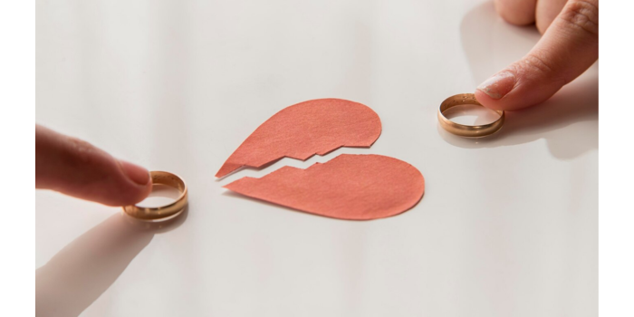 High angle hands touching wedding rings. (Freepik)