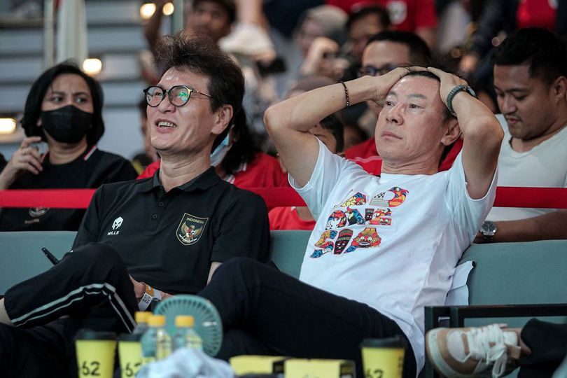 Shin Tae-yong saat menyaksikan pertandingan duel Indonesia vs Australia, Kamis (20/3/2025). (Bola.net/Bagaskara Lazuardi)