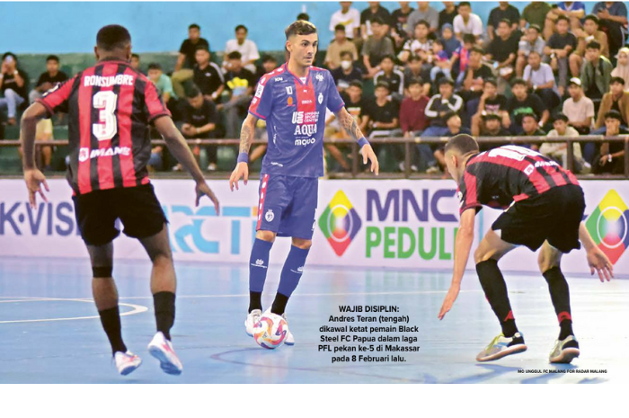 WAJIB DISIPLIN: Andres Teran (tengah) dikawal ketat pemain Black Steel FC Papua dalam laga PFL pekan ke-5 di Makassar pada 8 Februari lalu. (MO UNGGUL FC MALANG FOR RADAR MALANG)