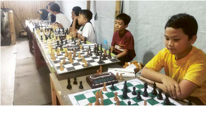 TAMBAH JAM TERBANG: Atlet Catur Kota Malang menjalani latihan rutin di Gadjah Mada Chess Club, Kota Malang beberapa waktu lalu. (CATUR KOTA MALANG FOR RADAR MALANG)