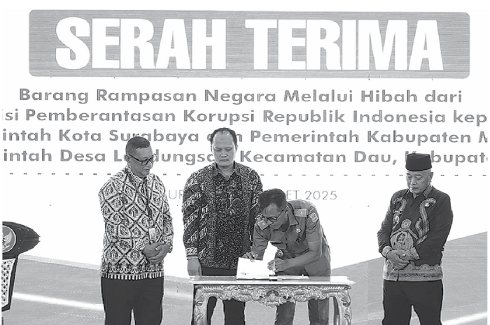 TANAH NEGARA: Bupati Malang H M. Sanusi (kanan) hadir di Balai Kota Surabaya untuk menerima aset hasil rampasan Komisi pemberantasan Korupsi (KpK) pada Selasa lalu (18/3). (KPK FOR RADAR KANJURUHAN)