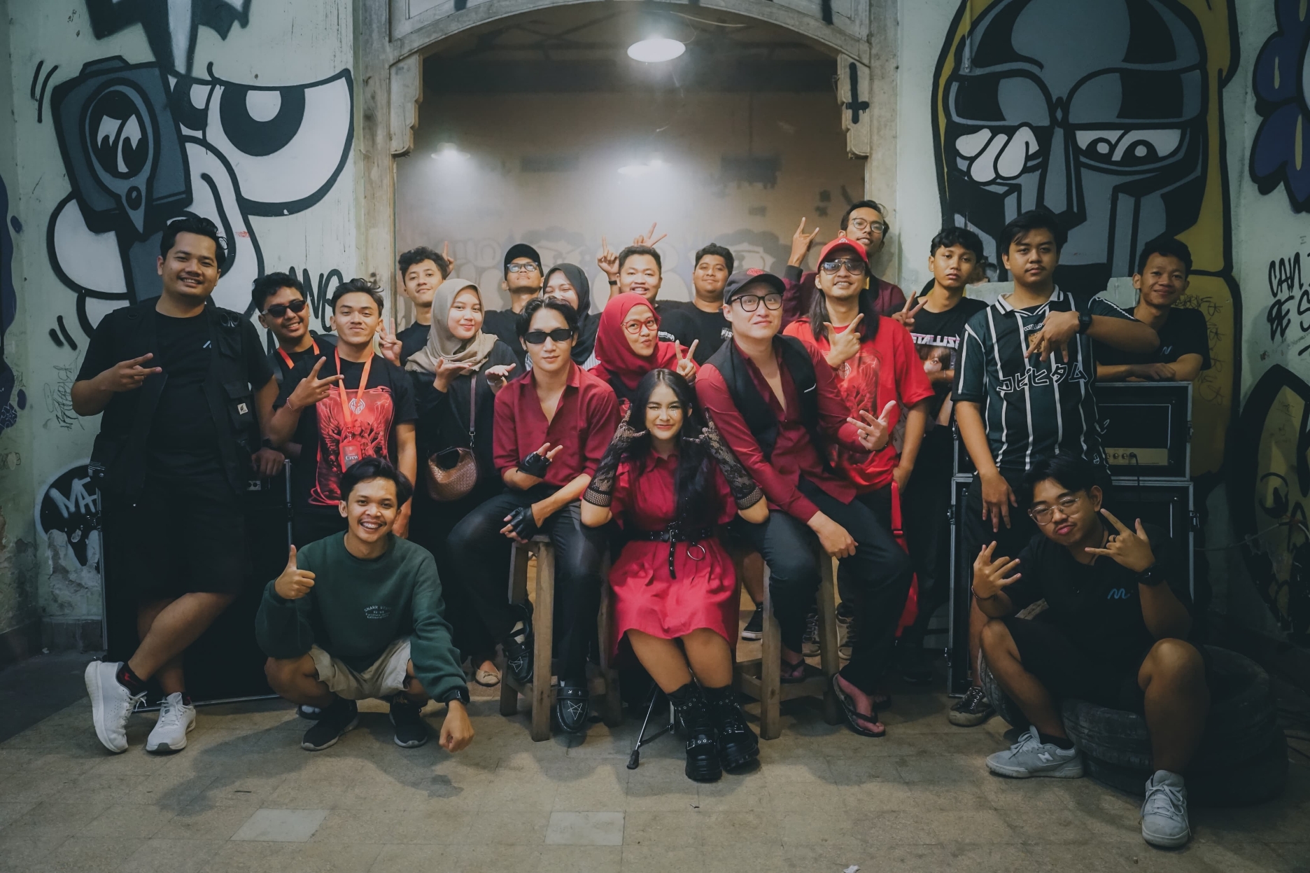 TEAM WORK: Sejumlah pihak yang terlibat dalam penggarapan video musik Red Valley, Melancholia.
