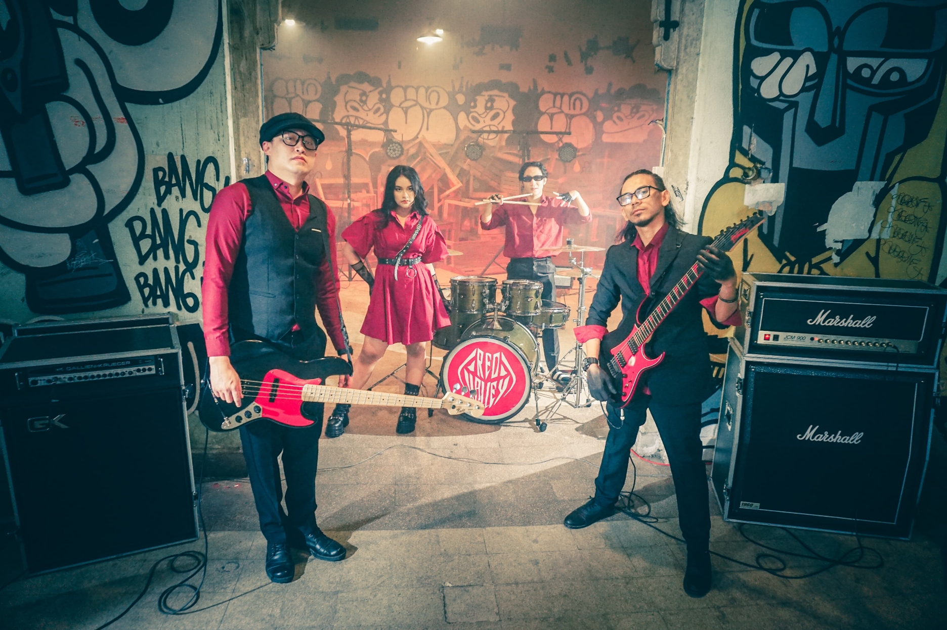 TOTAL: Red Valley serius menggarap MV terbarunya.