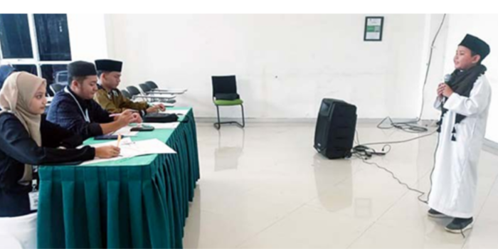 PERCAYA DIRI: Salah satu peserta gema Ramadan 1446 H menunjukkan kemampuan ceramah agama di gedung Al Asyari Unisma kemarin (21/3). ( ARDIPRATAMA/ RADAR MALANG)