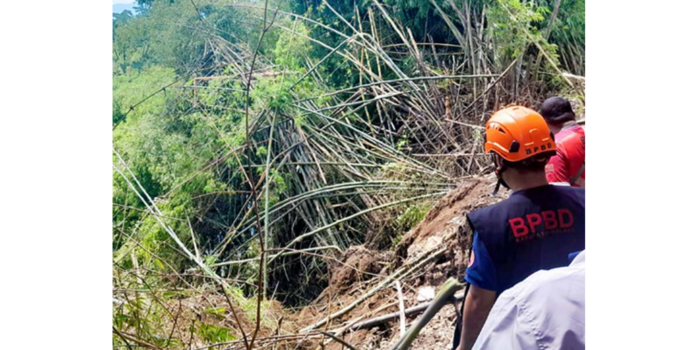 ANTISIpASI lONgSOR SUSUlAN: petugas BpBd Kabupaten Malang melakukan pemetaan lokasi longsor di perumahan graha Sengkaling, Kecamatan dau, kemarin. ( BPBD KABUPATEN MALANG FOR RADAR MALANG)
