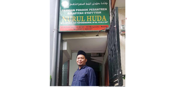 LANJUTKAN DAKWAH: Pengasuh PPSS Nurul Huda Kyai Syihabuddin menunjukkan akses masuk ke pondok pesantren.  Pembangunan dimulai tahun 1965. (ANDIKA SATRIA PERDANA/RADAR MALANG)