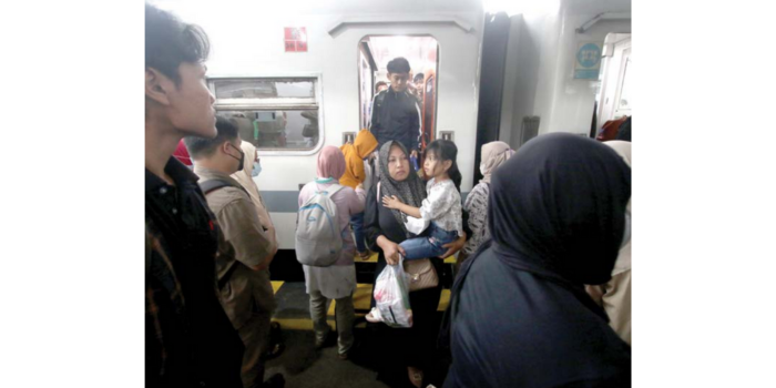 MASANYA 21 HARI: Sejumlah warga dari luar kota tiba di Stasiun Kota Baru, kemarin (21/3). Kemarin merupakan hari pertama masa angkutan Lebaran (SATRIA CAHYONO / RADAR MALANG).