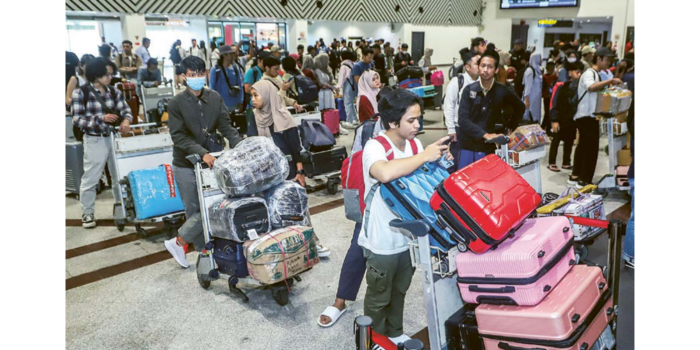 MUDIK: Penumpang memadati area boarding pass di Bandara Juanda. Manajemen bandara menyebut ada kenaikan penumpang hingga 12 persen (RIANA SETIAWAN/JAWA POS).