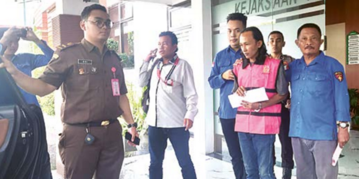 Sekretaris I Panitia PTSL 2023 Desa Gilang WW (pakai rompi tahanan) diamankan Kejari Sidoarjo setelah menjalani pemeriksaan pada Kamis (20/3) sore (KEJARI SIDOARJO FOR RADAR MALANG).