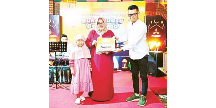 SPESIAL: Perwakilan PT Sun Star Motor Menyerahkan Doorprize kepada salah satu pelanggan yang beruntung di NK Cafe pada Rabu (19/3) (LULUK/RADAR MALANG).