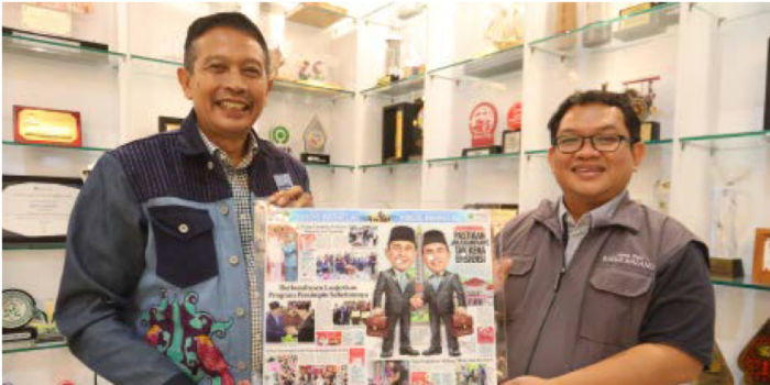 SINERGI: Direktur Jawa Pos Radar Malang Tauhid Wijaya (kanan) menyerahkan cenderamata kepada Wali Kota Malang Wahyu Hidayat, kemarin siang (22/3).