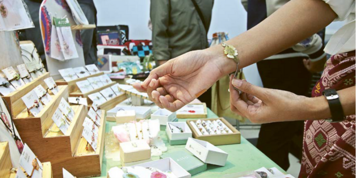 VARIASI: Aksesori gelang dari bunga kering berbalut resin ditawarkan toko Asto di Pasar Santai.
