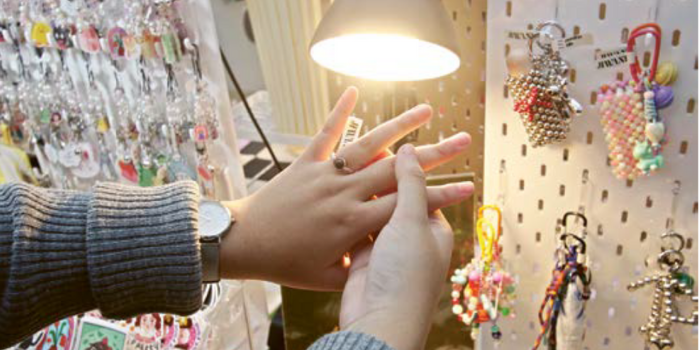 BERKEMBANG: Salah satu pengunjung menjajal cincin berbahan tembaga di Pasar Santai, beberapa hari lalu.