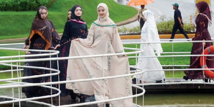 JEMBATAN JADI CATWALK: Finalis Duta Hijab Radar Malang 2025 mengenakan gaun-gaun karya desainer Laila Gani di Oval Lake CitraLand Puncak Tidar, kemarin (22/3)