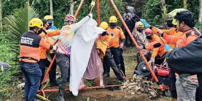 TOLAK OTOPSI: Proses evakuasi jenazah lansia yang tercebur ke dalam sumur melibatkan petugas gabungan, kemarin pagi.