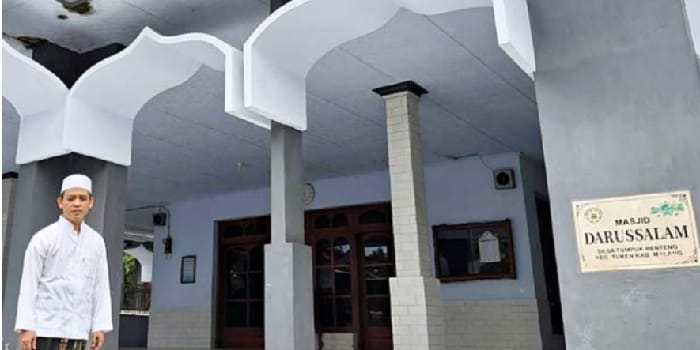 BERTRANSFORMASI: Syafaat Muhammad berada di depan Masjid Darussalam. Dulu, masjid itu berupa langgar yang dibangun KH Ma