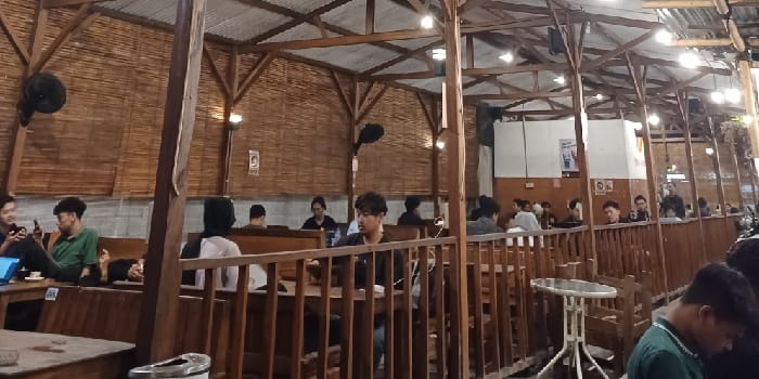 Suasana Cak Ril Kopi