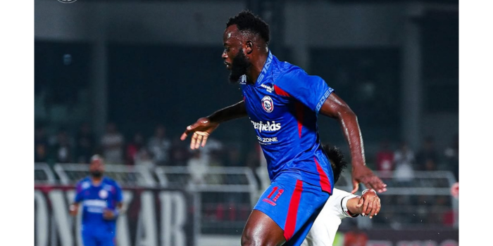 PROGRES POSITIF: Charles Lokolingoy (kanan) berusaha melewati hadangan penggawa Malut United dalam laga BRI Liga 1 pekan ke-25, 4 Maret lalu.