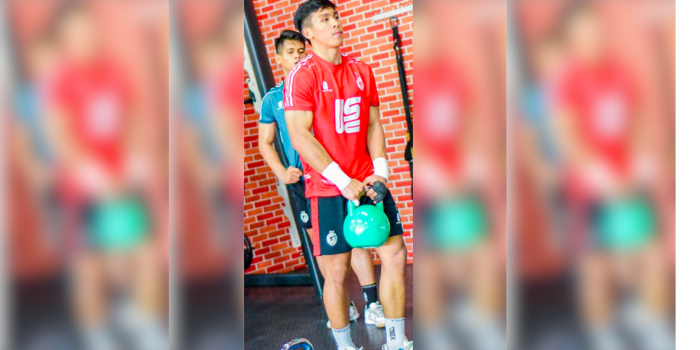 DISIPLIN: Kiper Unggul FC Malang Angga Ariansyah menjalani latihan angkat beban di Unggul Sport Center, pekan lalu.