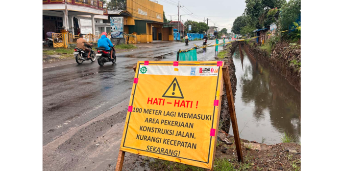 SAMBUT ARUS MUDIK: Dishub Kabupaten Malang memasang papan peringatan di jalur Gondanglegi-Balekambang kemarin. Tujuannya agar pengendara waspada dan memilih jalur alternatif untuk menghindari macet.