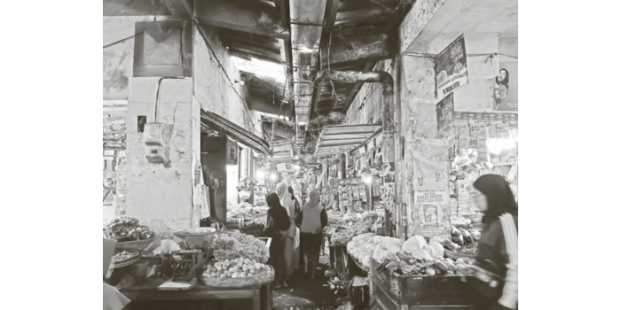 PASAR TRADISIONAL: Pembeli di area pedagang sayur Pasar Kepanjen lebih banyak dibanding area pedagang kering seperti pakaian.