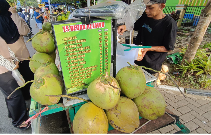Penjual Es Degan Retawu yang sedang menyiapkan pesanan (Pratiwi Annisa/Radar Malang)