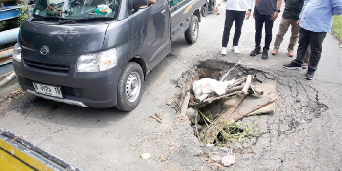 HAMBAT LALU LINTAS: Bupati Sidoarjo Subandi (tiga dari kanan) sidak jembatan rusak bersama jajarannya di Jalan Banjarsari, Kecamatan Buduran kemarin (23/3).