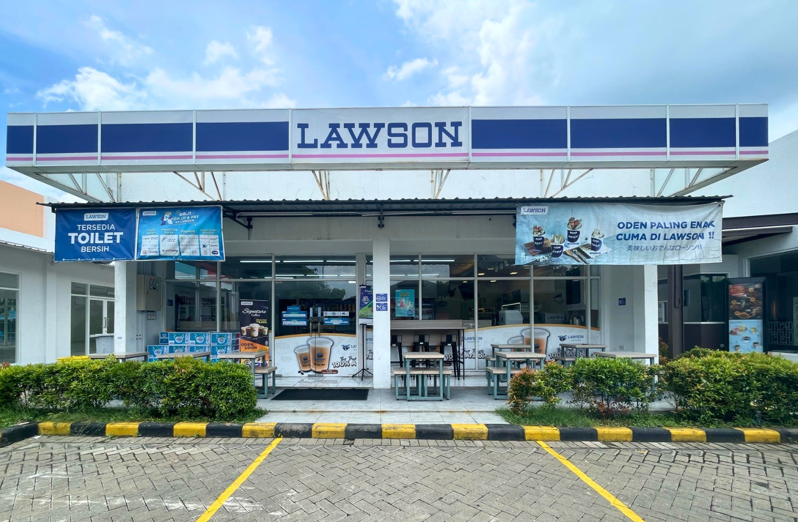 NYAMAN: Lawson di Rest Area KM 754 A Surabaya-Gempol menjadi tempat singgah favorit para pemudik. Lawson juga menghadirkan promo menarik selama musim mudik.