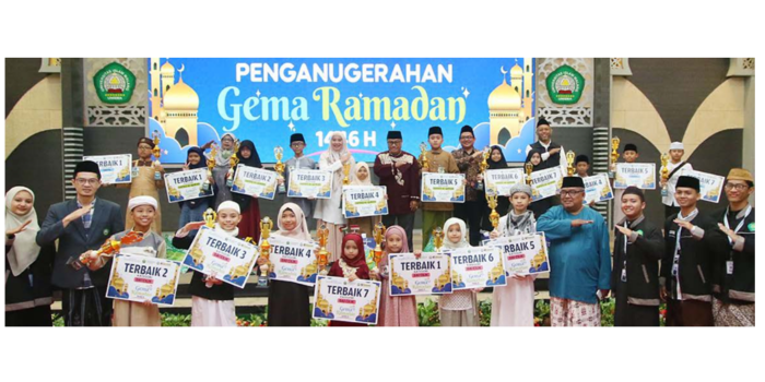 BANGGA: sebanyak 21 peserta terbaik gema ramadan 1446 h berfoto bersama setelah menerima piala dan piagam penghargaan di gedung Pascasarjana UNISMA (23/3). ( SATRIA CAHYONO/RADAR MALANG)