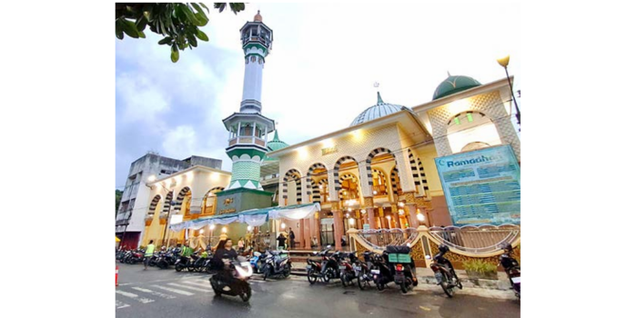 MEGAH: Masjid Noor di Jalan Prof moh. yamin (Kidul Pasar) kini memiliki luas sekitar 200 meter persegi. Dulu hanya merupakan langgar kecil di kawasan Pasar Besar Malang. (NABILA AMELIA/RADAR MALANG)