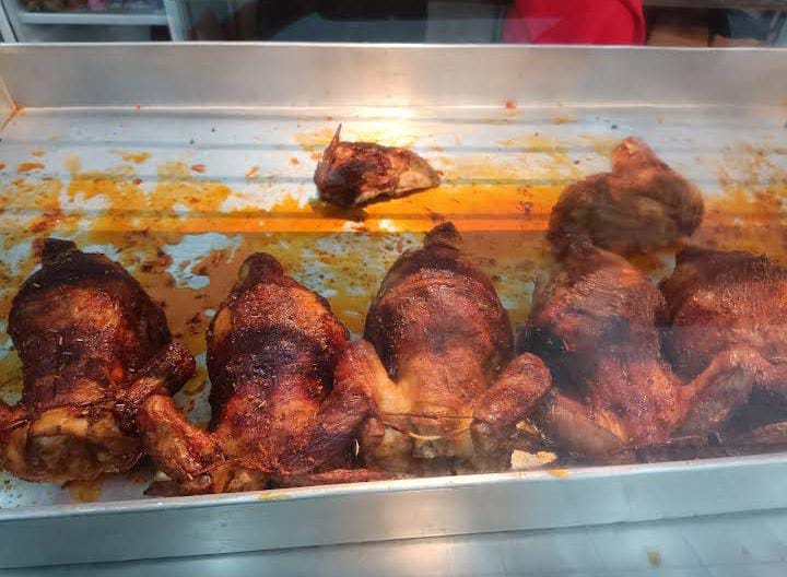 Nikmatnya Ayam Guling Enakko yang menggugah selera. (anggrian yulventia sanjaya)