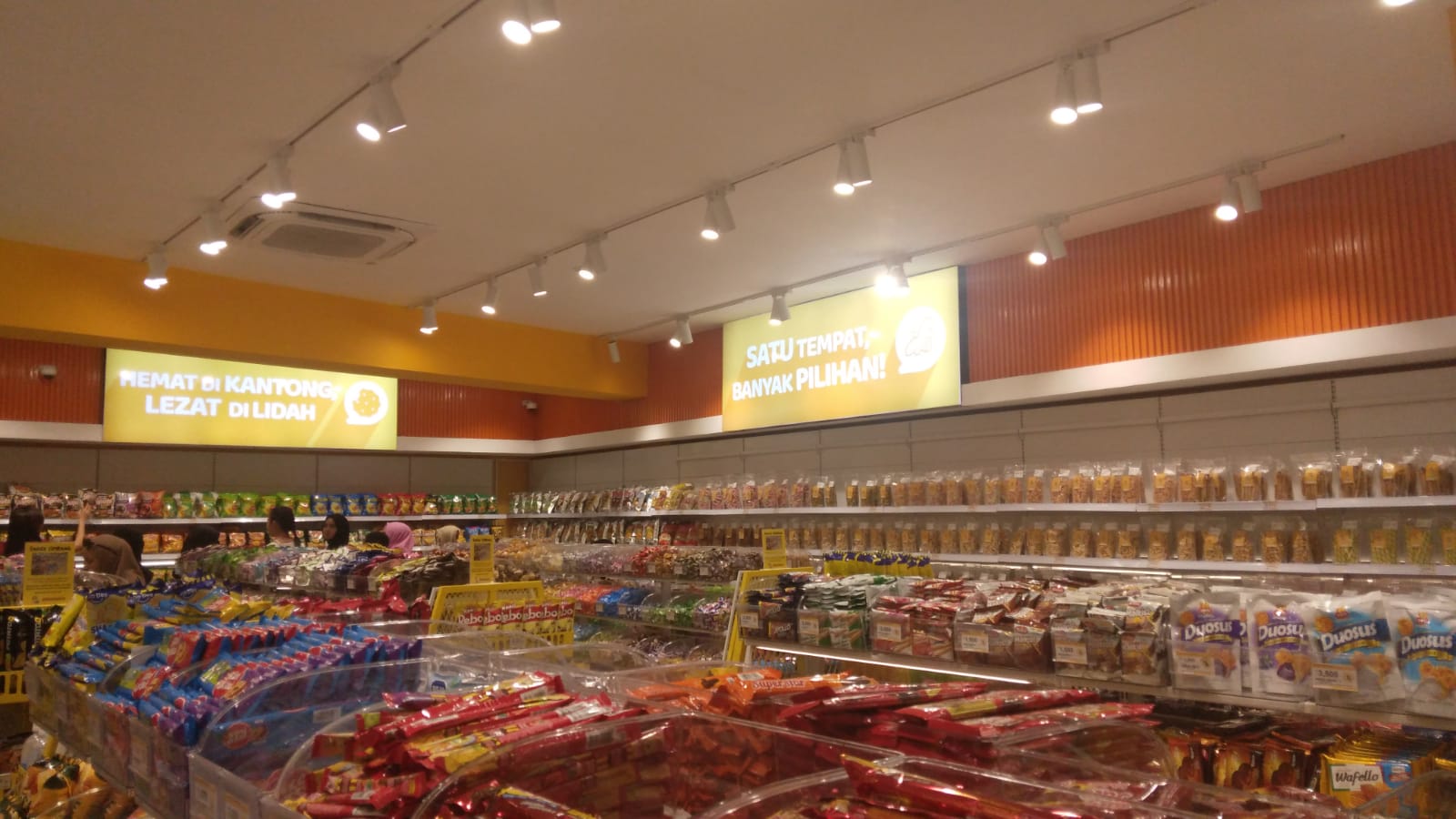 Snackita menyediakan berbagai camilan.