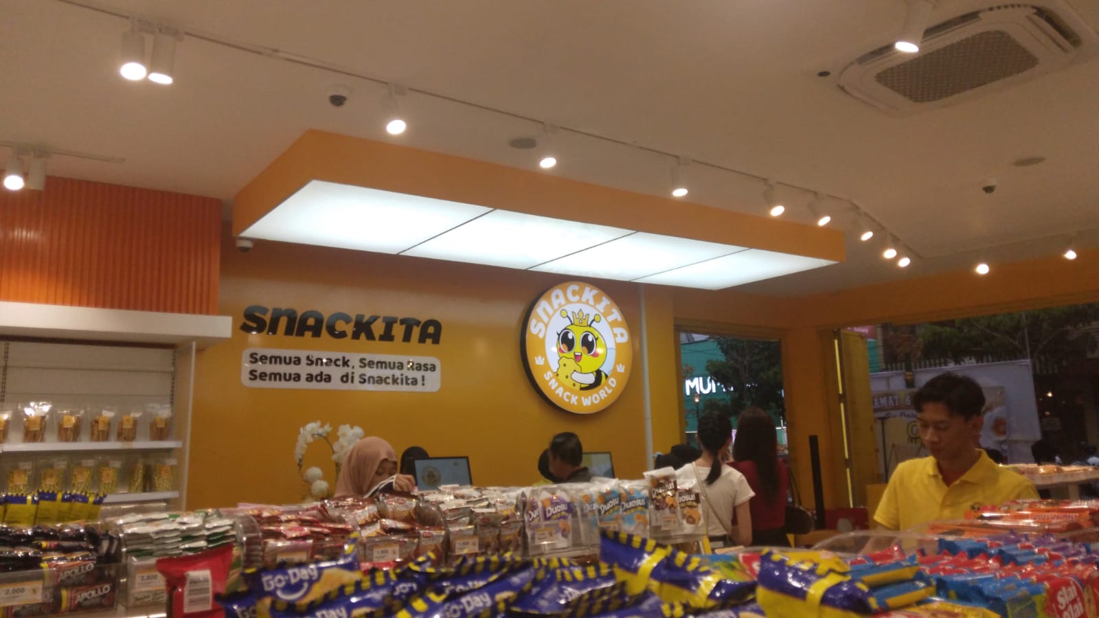 Toko camilan yang baru dibuka Maret ini di Kayutangan, Snackita. (Rossa Puspitasari For Radar Malang)