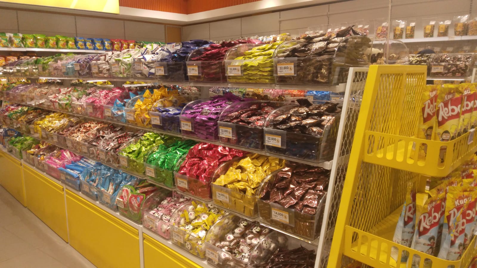 Jajanan ringan serta permen dan coklat.