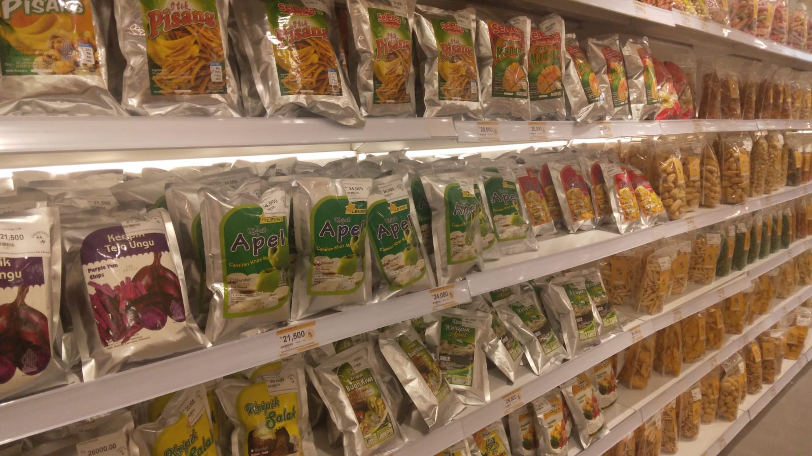Kripik khas Malang dan jajanan kiloan yang dikemas ulang.