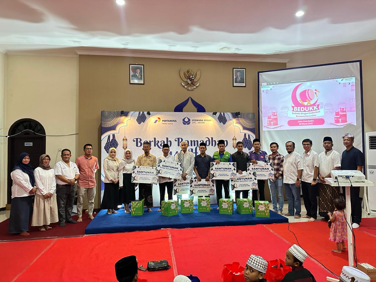 BERBAGI: Acara tausiyah dan dilanjutkan pemberian santunan dari Pertamina Sales Area Kediri kepada panti asuhan dari 5 area, yakni Kediri, Blitar, Tulungagung, dan Trenggalek.