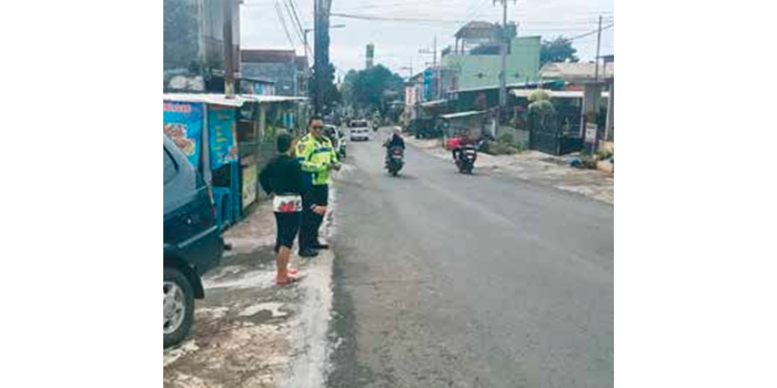 LAKA LANTAS: Polisi melakukan olah Tempat Kejadian Perkara (TKP) di Jalan raya Sumbersekar, Kecamatan dau kemarin (23/3).