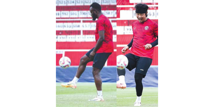 ABSEN: Bek Arema FC Choi Bo-kyung dan penyerang Charles Lokolingoy (foto kiri) menjalani sesi latihan di Stadion Soepriadi, Blitar, 12 Maret lalu (MO Arema FC for Radar Malang).