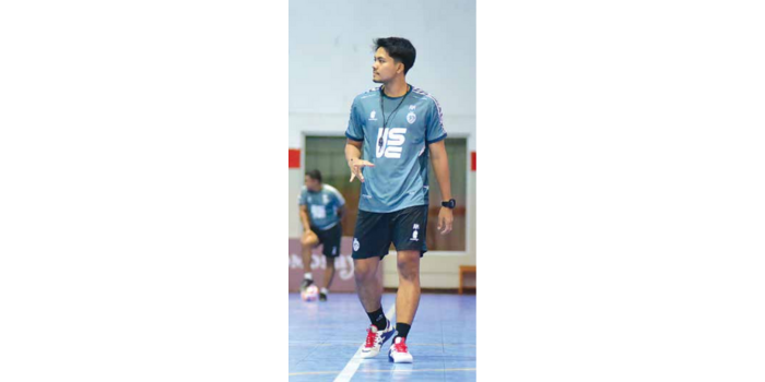 TAMBAH ILMU: Pelatih fisik Unggul FC Abdul Manan memantau latihan Andres Teran dkk di Unggul Sport Center (USC), beberapa waktu lalu (MO Unggul FC Malang for Radar Malang).