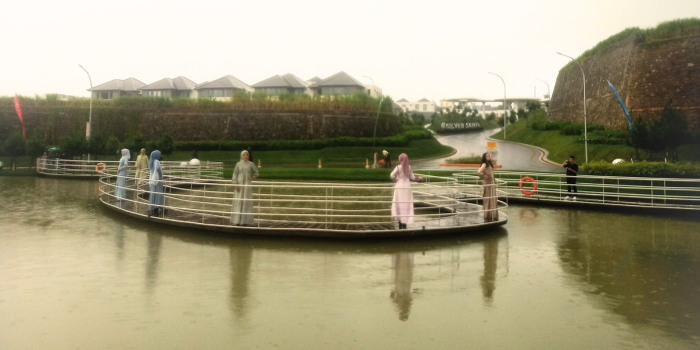 Rangkaian acara Trunk Show di tengah jembatan Oval Lake Citraland Puncak Tidar Malang (Majesta Yesha).