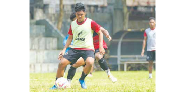 DAPAT KEPERCAYAAN: Sandhya Rizky Wiratama berlatih bersama tim senior di Lapangan Universitas Brawijaya, pekan lalu (Sandhya Rizky Wiratama for Radar Malang).