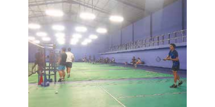 SIAPKAN ANTISIPASI: Atlet Bulu Tangkis Kota Malang berlatih teknik di Malang Badminton Arena, Sukun, Kota Malang, kemarin (Muhammad Affan Fauzan / Radar Malang).