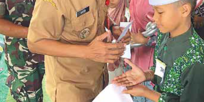 PEDULI: Camat Lawang Agus Harianto bersama Danramil Lawang Kapten Kacung ikut serta secara simbolis menyerahkan santunan kepada anak yatim dari PT ACA, kemarin (24/3).