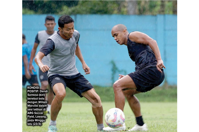 KONDISI POSITIF: Dendi Santoso (kiri) berebut bola dengan Wiliam Marcilio dalam sesi latihan di ARG Soccer Field, Lawang, pada Minggu lalu (23/3). (SATRIA CAHYONO/RADAR MALANG)